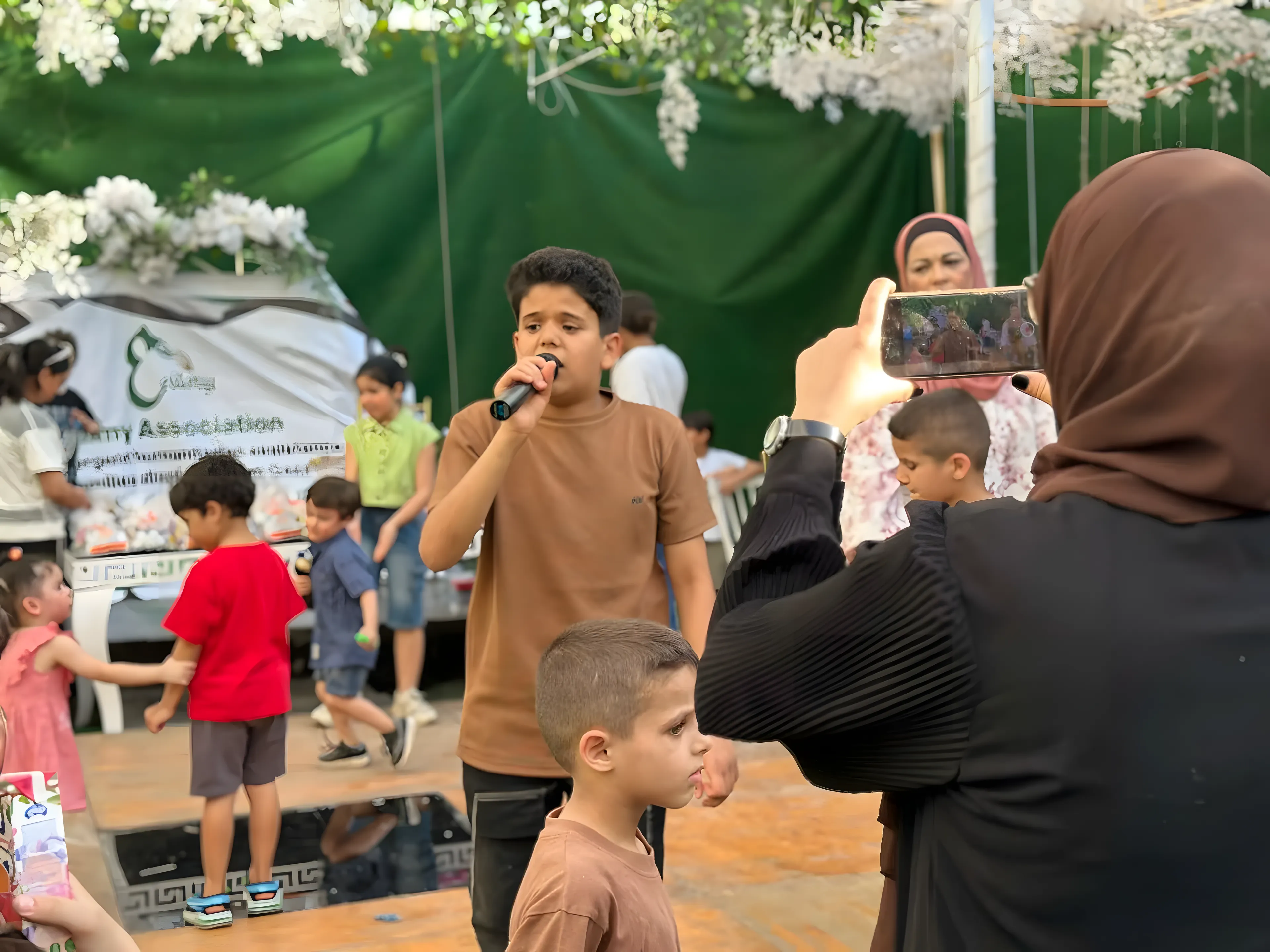 Activité collective avec des enfants et des familles.