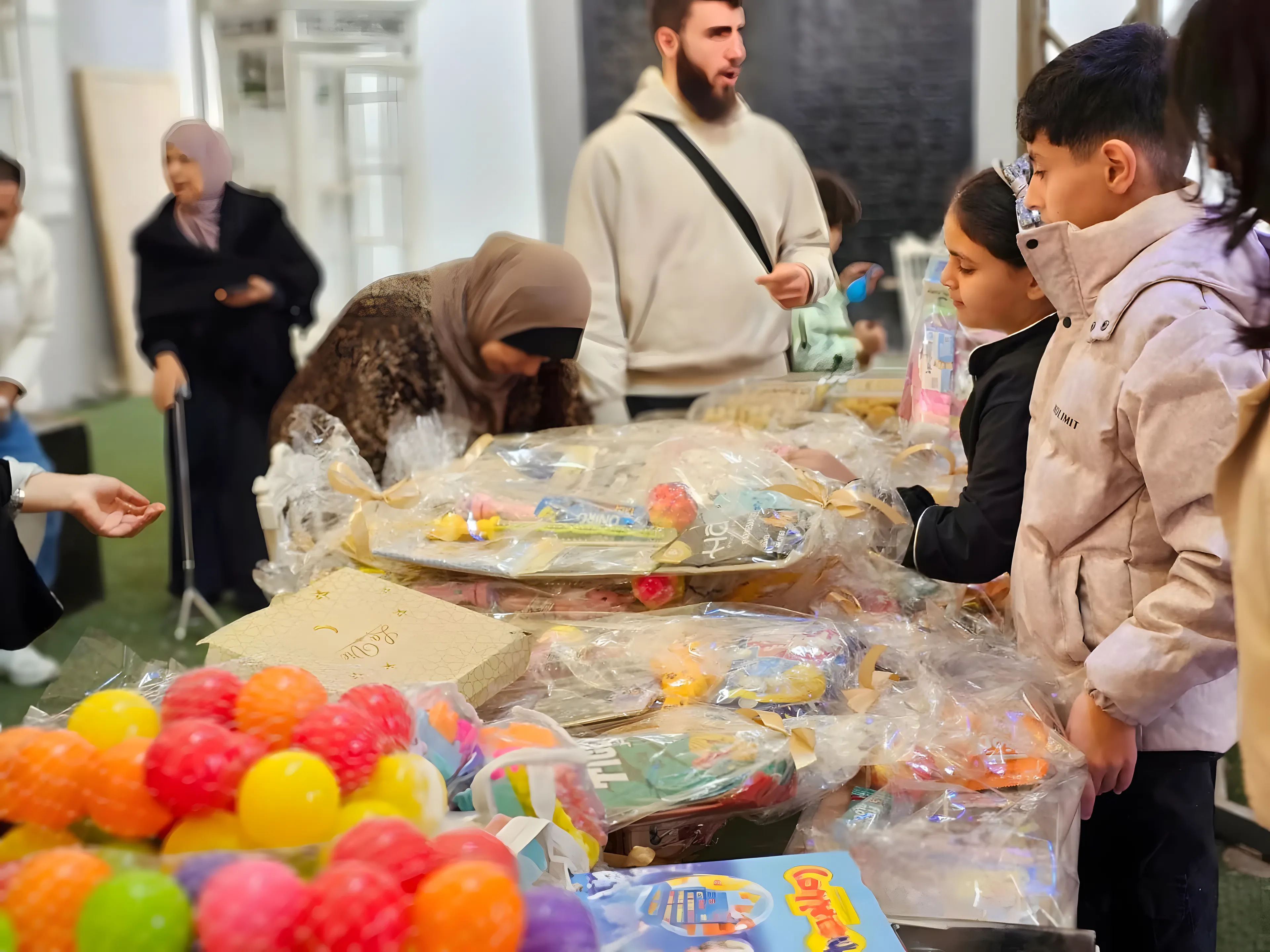 Distribution de produits et aide quotidienne.