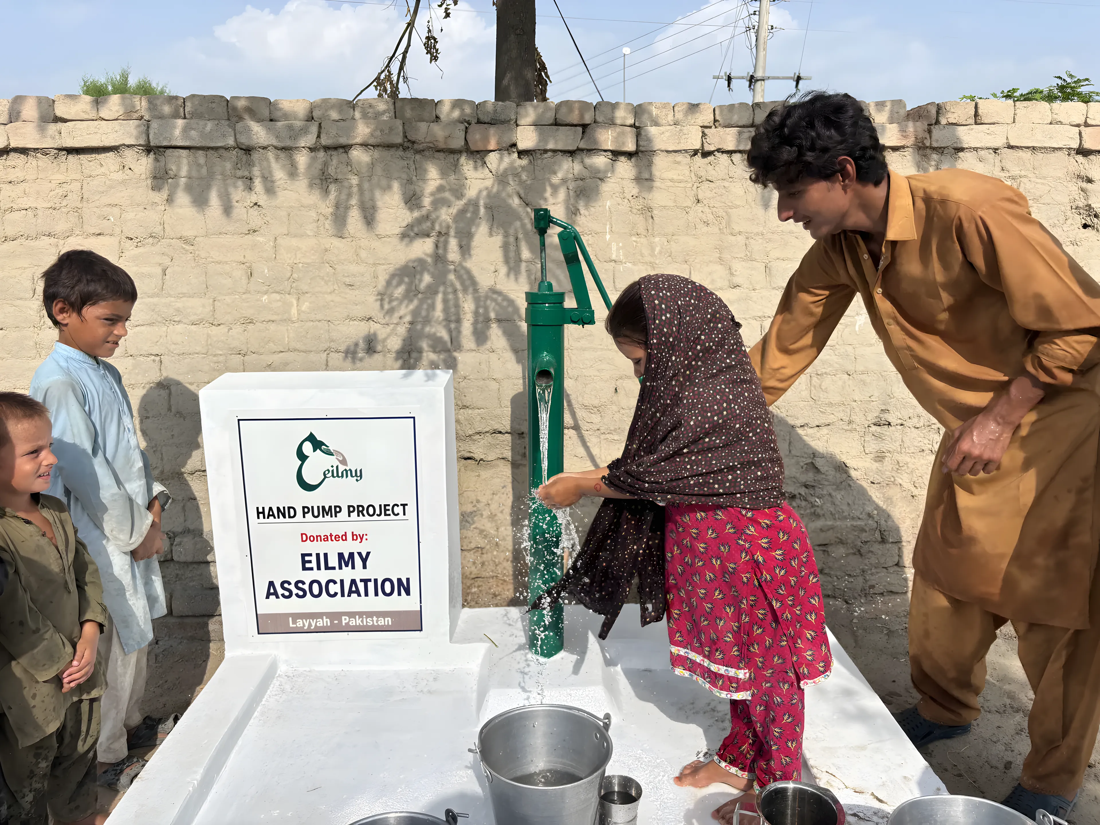 Utilisation du puits par les enfants du village.