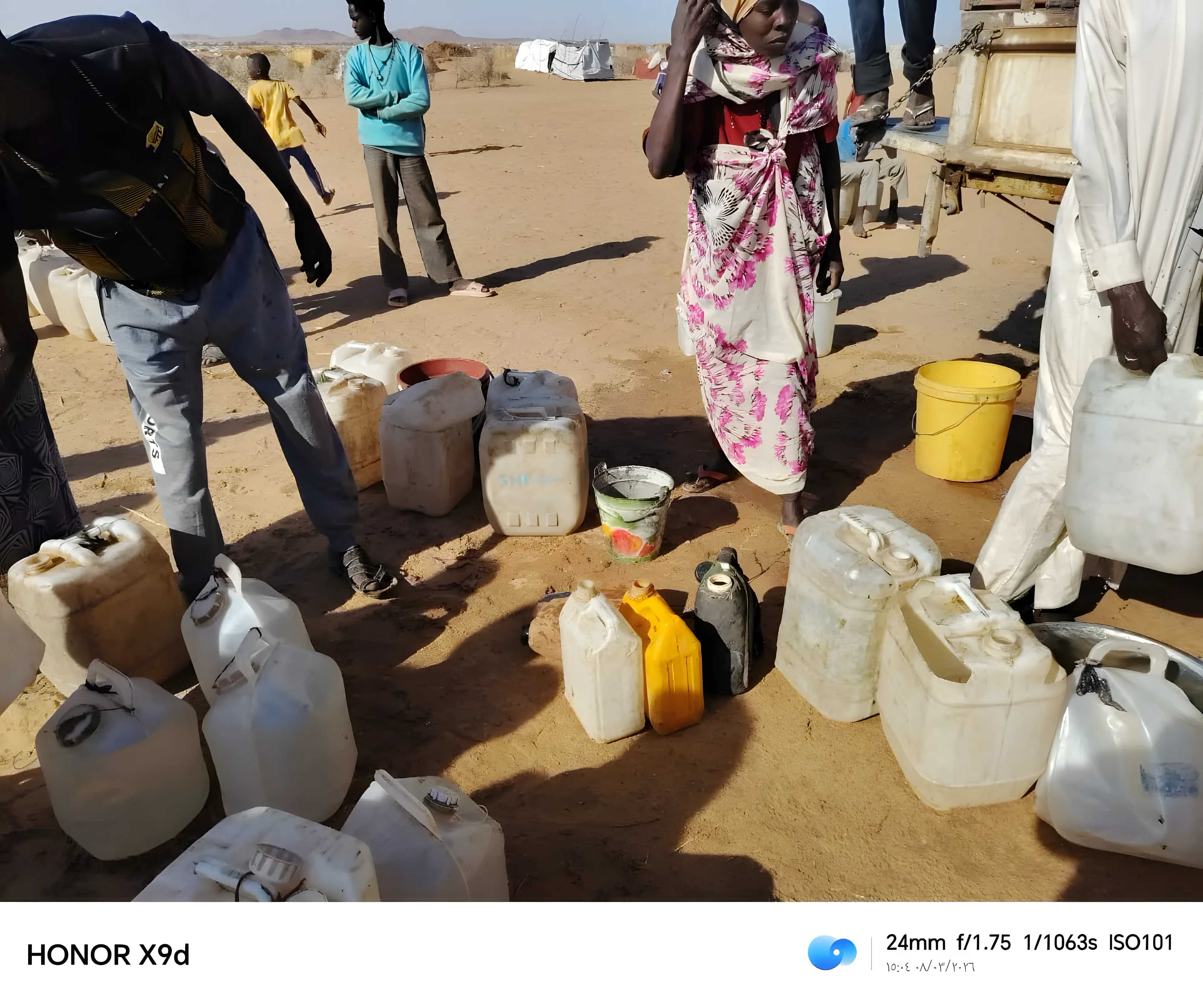Bidons et contenants utilisés pour l’approvisionnement en eau.